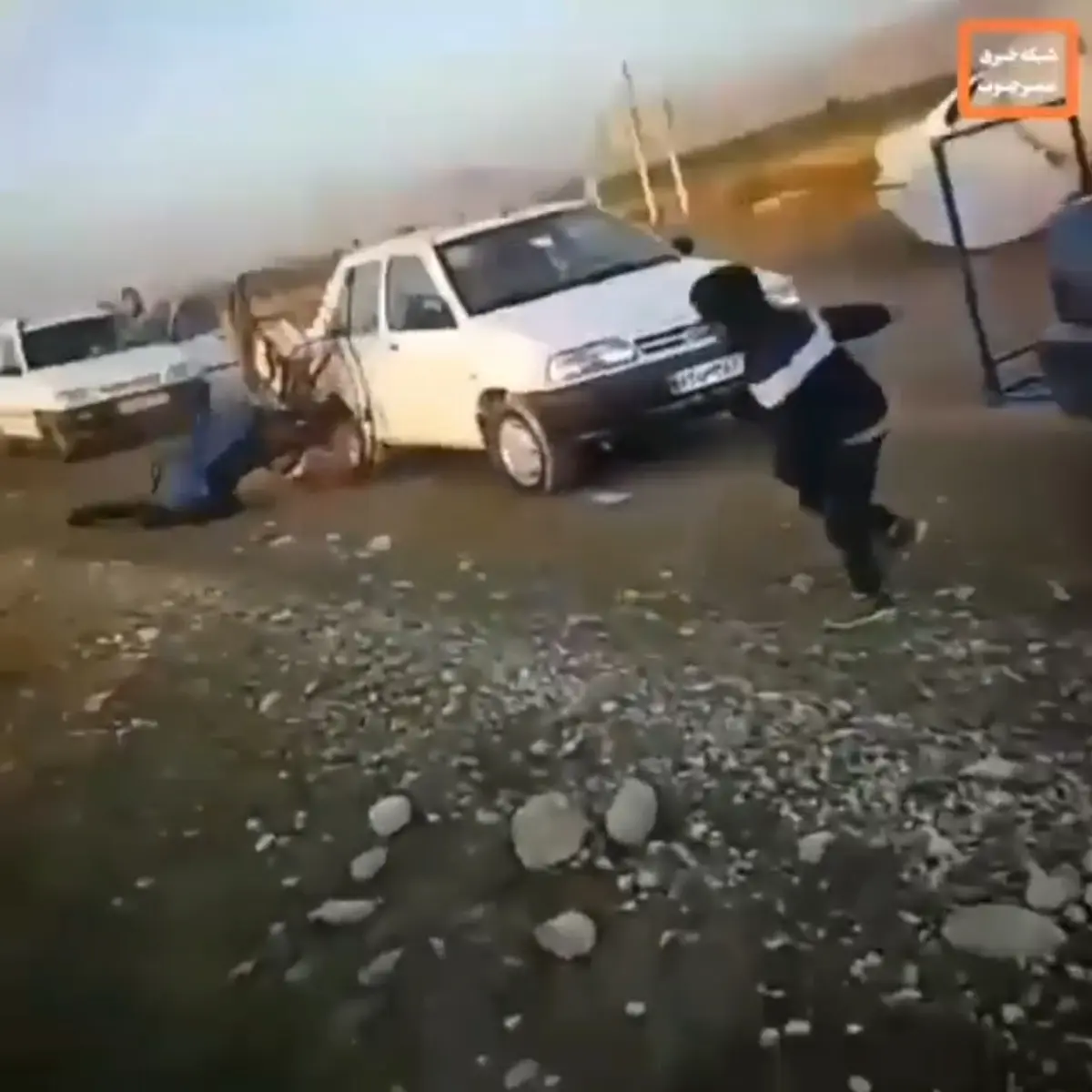 لحظه سقوط پاراموتور‌سوار در بهبهان خوزستان و برخورد با پراید‌ + ویدئو