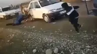 لحظه سقوط پاراموتور‌سوار در بهبهان خوزستان و برخورد با پراید‌ + ویدئو