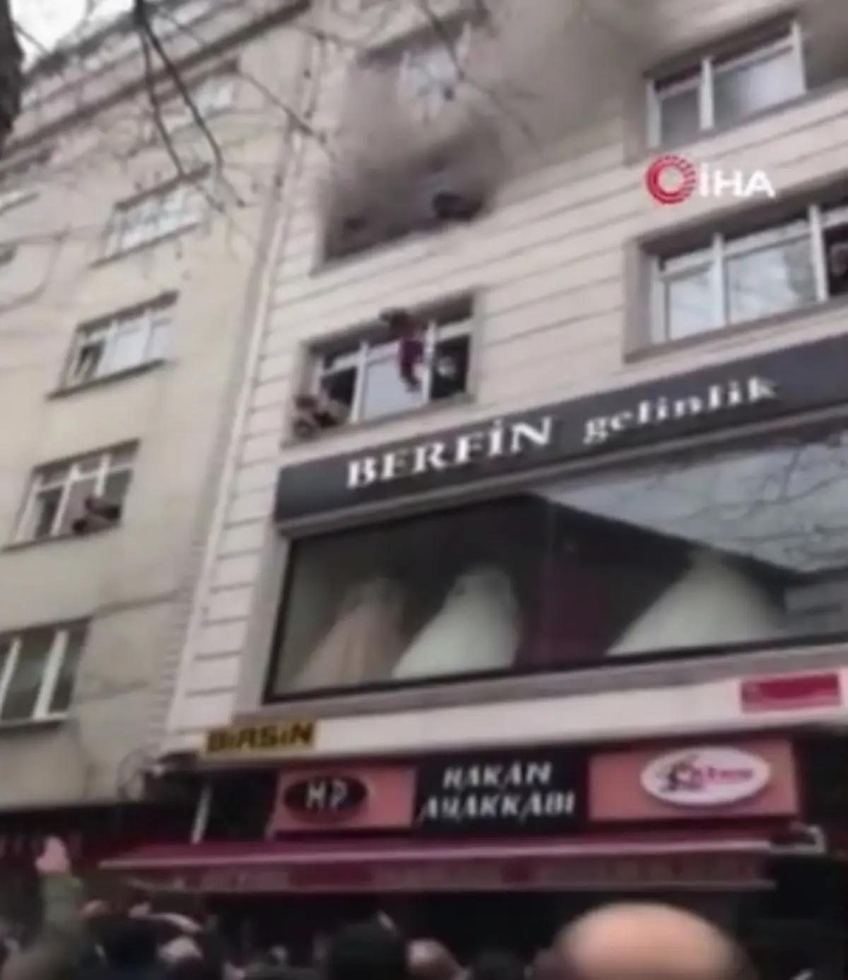 فداکاری یک زن ترکیه‌ای برای نجات فرزندانش از آتش + ویدئو