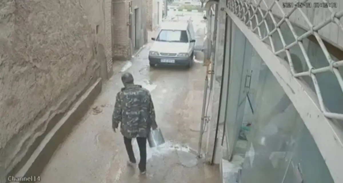 لحظه فرو ریختن دیوار در پی بارش شدید باران در بشرویه + ویدئو