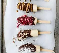 ترکیبی از میوه‌های تازه، خلاقیت و خنکی دلپذیر | طرز تهیه بستنی میوه‌ای با روکش شکلاتی +ویدئو