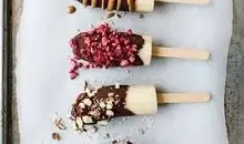 ترکیبی از میوه‌های تازه، خلاقیت و خنکی دلپذیر | طرز تهیه بستنی میوه‌ای با روکش شکلاتی +ویدئو