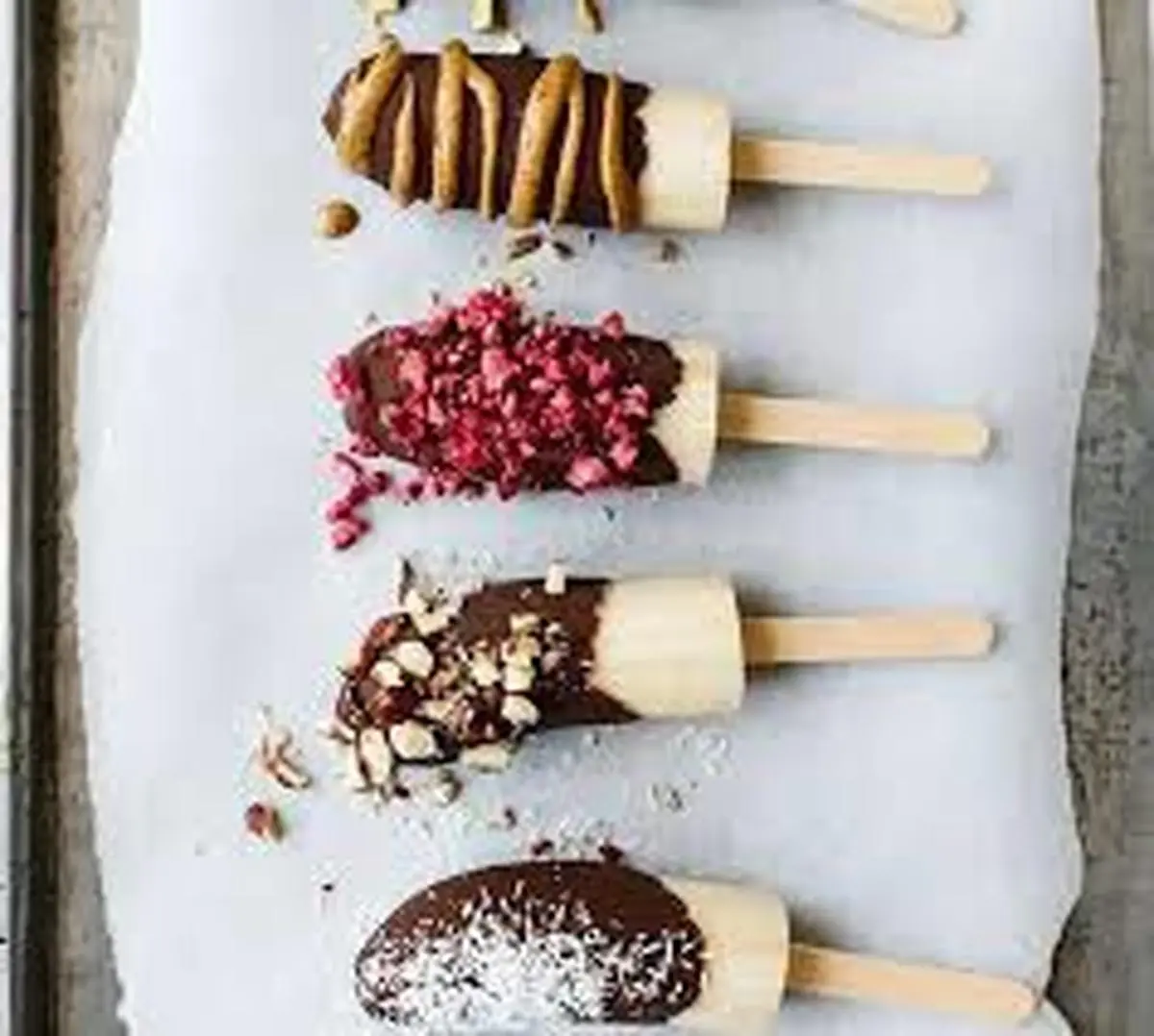 ترکیبی از میوه‌های تازه، خلاقیت و خنکی دلپذیر | طرز تهیه بستنی میوه‌ای با روکش شکلاتی +ویدئو