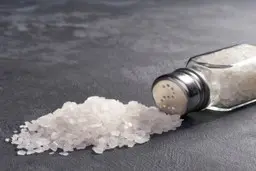 ضدعفونی کامل دهان تا روده با یک مشت نمک! + روش