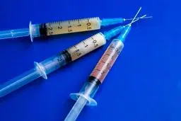 دُز تقویتی یا دُز سوم؛ آیا لازم است باز هم واکسن بزنیم؟‌