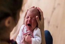 چگونه زبان بدن کودک را بخوانیم و بفهمیم چه مشکلی دارد؟ گرسنه است یا بیمار؟