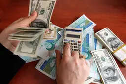 انتقاد سیداحمد خمینی از هاشمی رفسنجانی چه بود؟ | دولت های غارتگر، با افزایش نرخ ارز درآمد کسب می کنند | شرایط کاهش نرخ دلار به کمتر از 10 هزار تومان؟ 