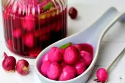 راز خوشمزه شدن ترشی پیاز لو رفت | با این ترفند یک پیاز ترشی معرکه درست کن