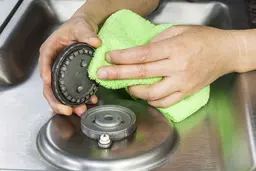 جرمهای زیر سرشعله هات رو فقط با این روش از بین ببر! | هرچی چربی روغن و گرد و خاک باشه سه سوته از بین میبره! | ترفند تمیز کردن سرشعله گاز+ ویدئو