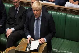 بررسی گزینه ارسال پول با هواپیما به ایران در انگلیس