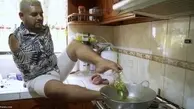 آشپز ماهری که با پاهایش غذا می‌پزد+ویدئو