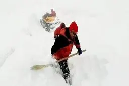 تصاویر عملیات نفس‌گیر نجات زن باردار از برف ۲ متری