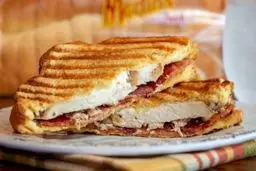 لقمه‌ای گرم و خوش‌عطر | پنینی مرغ و پنیر، انتخابی دل‌چسب +ویدئو