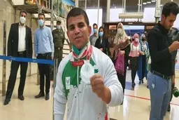 استقبال مردم از مدال آور پارالمپیک در فرودگاه اهواز| مادر با اشک به استقبال پسرش رفت 