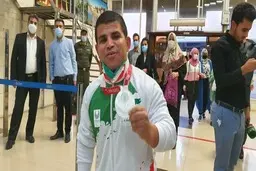 استقبال مردم از مدال آور پارالمپیک در فرودگاه اهواز| مادر با اشک به استقبال پسرش رفت 