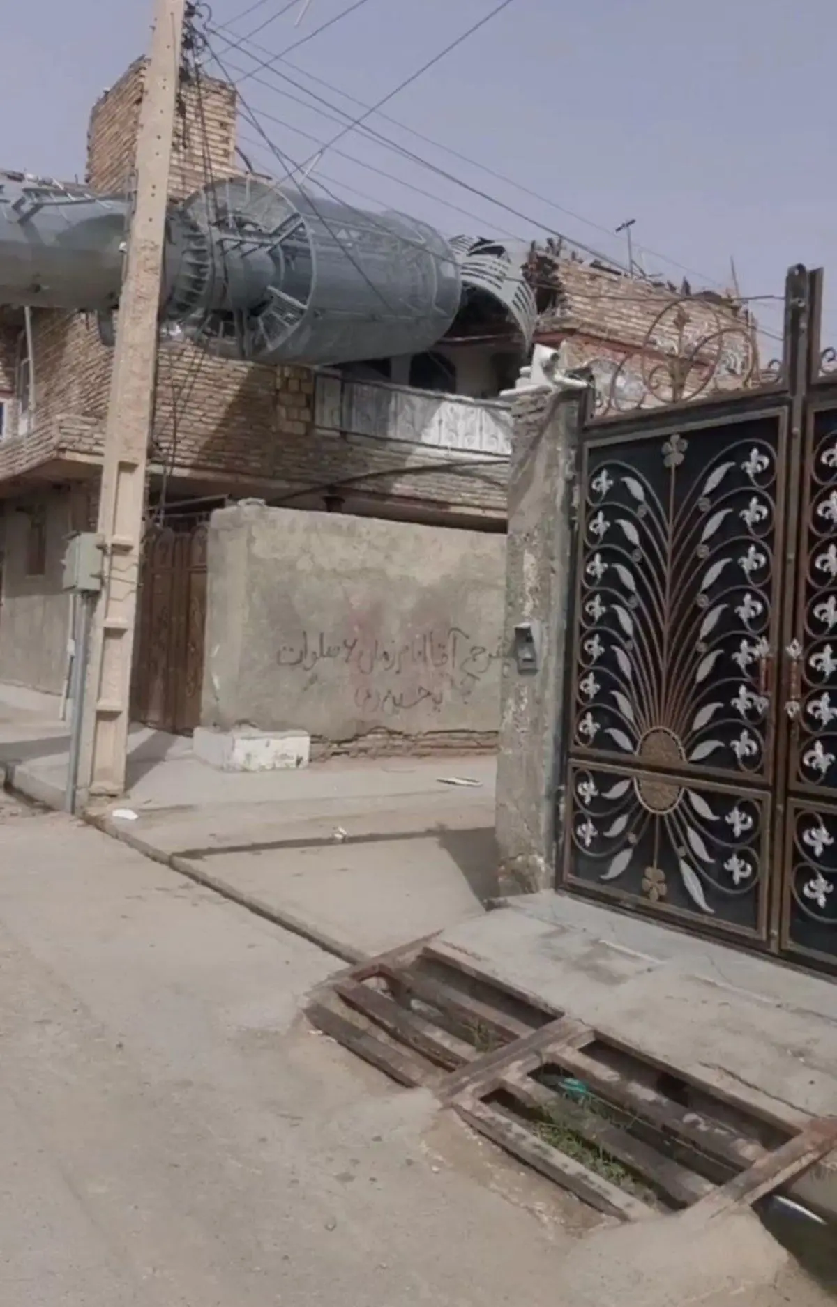 سقوط دکل شرکت مخابراتی ایرانسل بر روی یک منزل مسکونی در زاهدان+ویدئو 