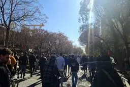 روزنامه جمهوری اسلامی: دولت کار درستی کرد که معترضان روزهای اخیر را اغتشاشگر نخواند | شنیدن به موقع صدای مردم و اصلاحات گسترده، راه‌حل عبور از بحران