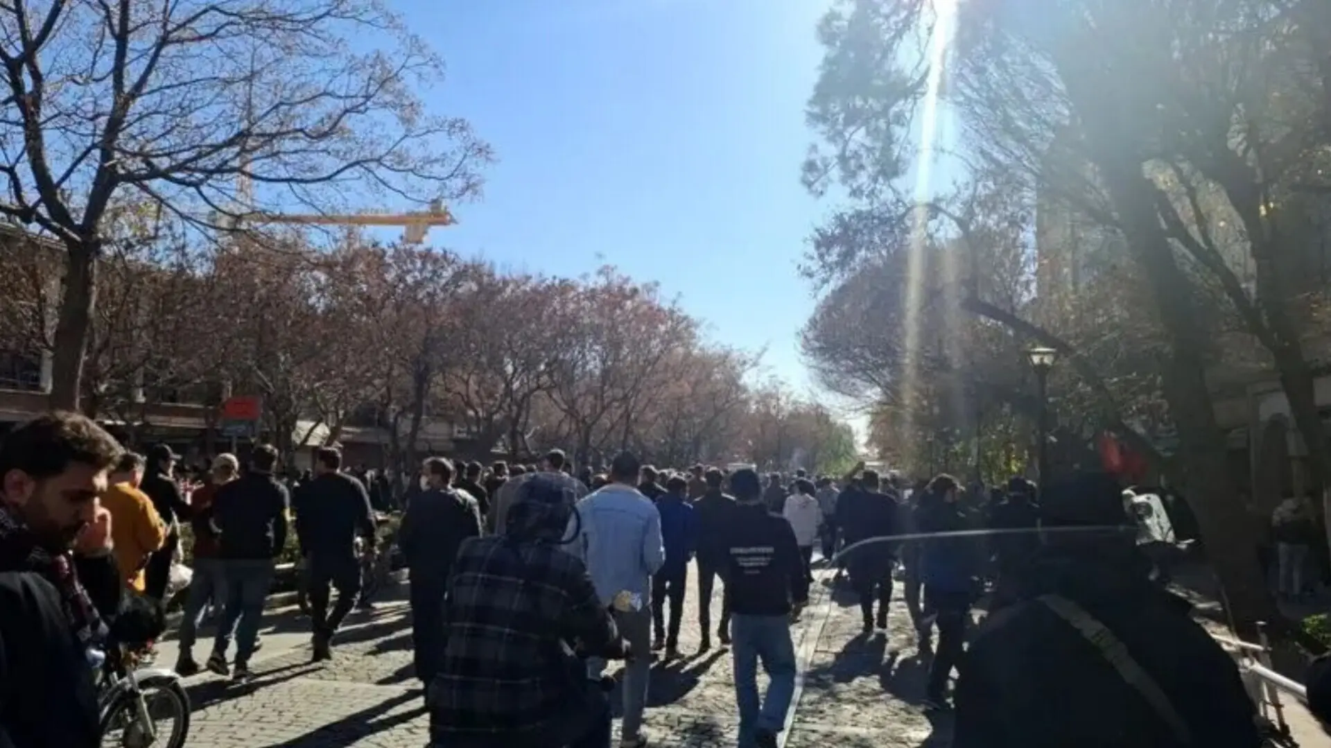 روزنامه جمهوری اسلامی: دولت کار درستی کرد که معترضان روزهای اخیر را اغتشاشگر نخواند | شنیدن به موقع صدای مردم و اصلاحات گسترده، راه‌حل عبور از بحران