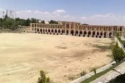 زاینده رود تبدیل به پیست اسب سواری شد! | مرگ زاینده‌رود +ویدئو