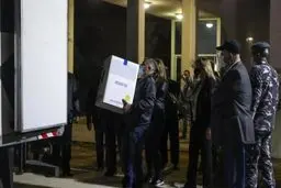 لبنان اولین محموله واکسن آمریکایی کرونا را دریافت کرد