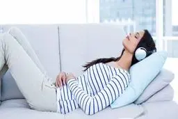 گوشی دادن به موسیقی قبل از خواب ممنوع! 