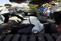 تصویری از واژگونی عجیب یک خودرو پراید در جوی آب