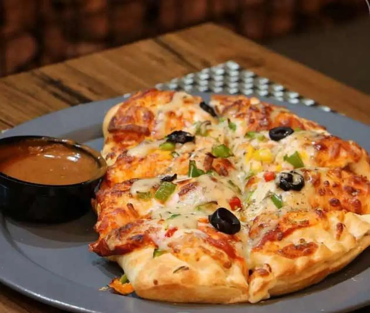 به جای اینکه بری رستوران خودت توی خونه با این روش جدید پیتزا تنوری درست کن! | طرز تهیه پیتزا تنوری + ویدئو