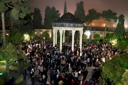
 ‍‍‍
۴۰ هزار نفر لحظه تحویل سال در حافظیه شیراز بودند
