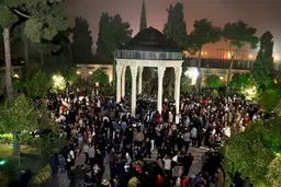 
 ‍‍‍
۴۰ هزار نفر لحظه تحویل سال در حافظیه شیراز بودند
