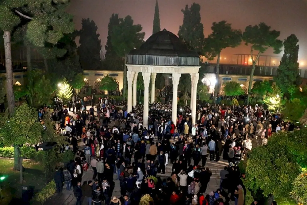
 ‍‍‍
۴۰ هزار نفر لحظه تحویل سال در حافظیه شیراز بودند
