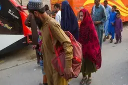 وزیر دفاع پاکستان: تمام مهاجران افغانستانی باید به کشورشان برگردند | با وجود سال‌ها گفت‌و‌گو با طالبان، خشونت و حملات مرزی کاهش نیافته | ۶ میلیون مهاجر افغانستانی در پاکستان حضور دارند؛ ما بهای ۶۰ سال مهمان‌نوازی را با خون خود می‌پردازیم
