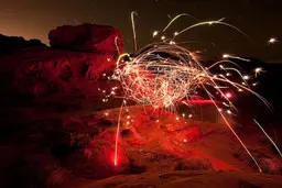 انفجار به دنبال آتش‌سوزی در مغازه ترقه‌فروشی +ویدئو