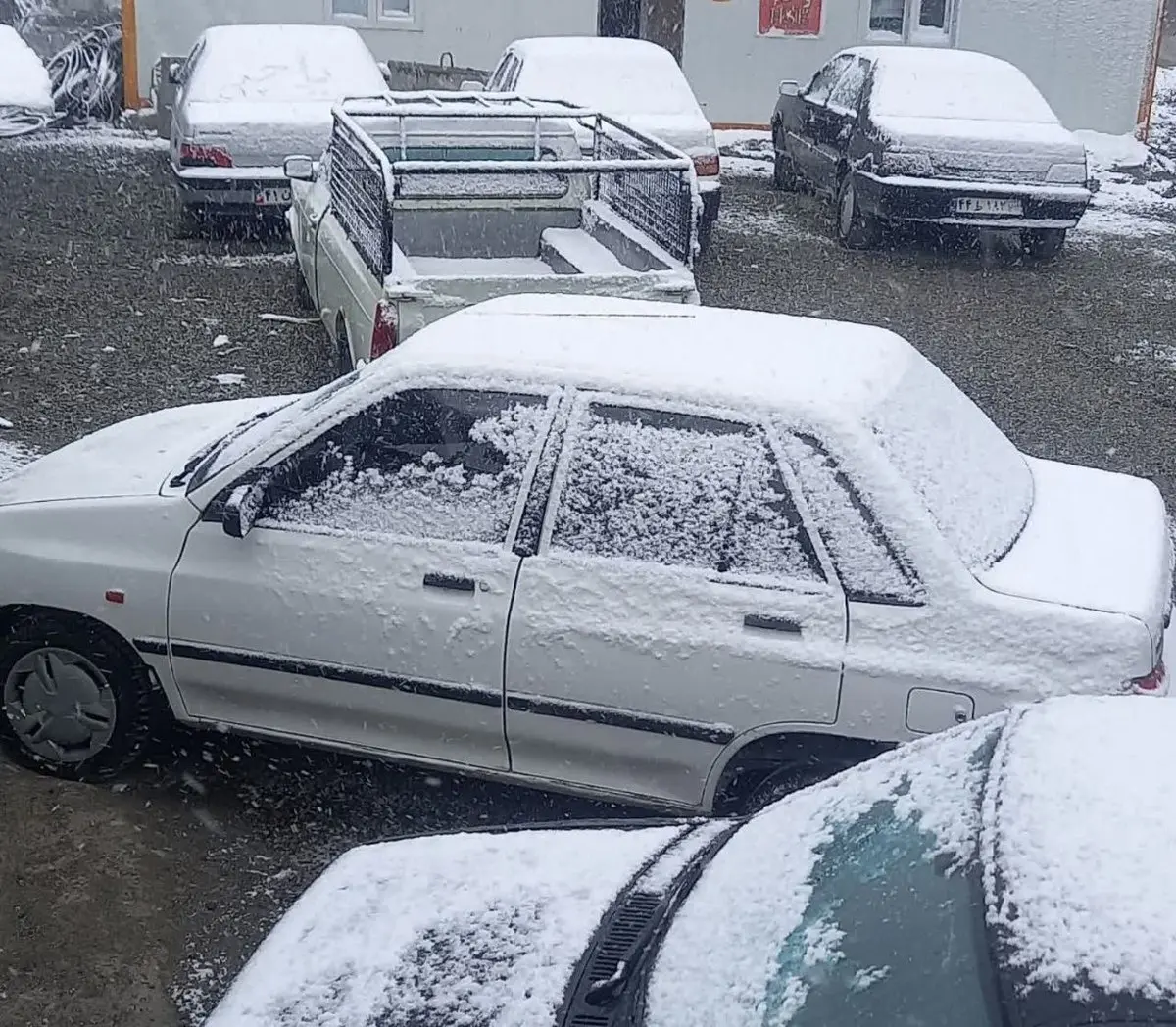 تصویری از بارش برف ناگهانی در جاده چالوس! | همه جا رو سفیدپوش کرد! | احتمال ریزش سنگ هست