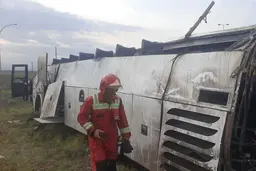 تصاویر واژگونی اتوبوس گردشگری در آزادراه قزوین-تهران | تعداد کشته‌شدگان به چند نفر رسید؟