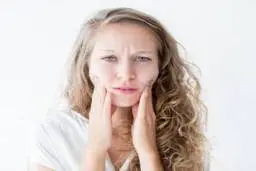 مشکلات رایج پوستی در فصل بهار و راه حل آنها