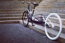 ابتکار این مرد خارجی در خیابان | تبدیل دوچرخه به وانت! + ویدئو