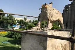 تخریب مجسمه شیر در میدان حر
