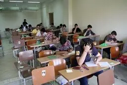 برگزاری امتحان درسی از ترس کرونا در زمین فوتبال