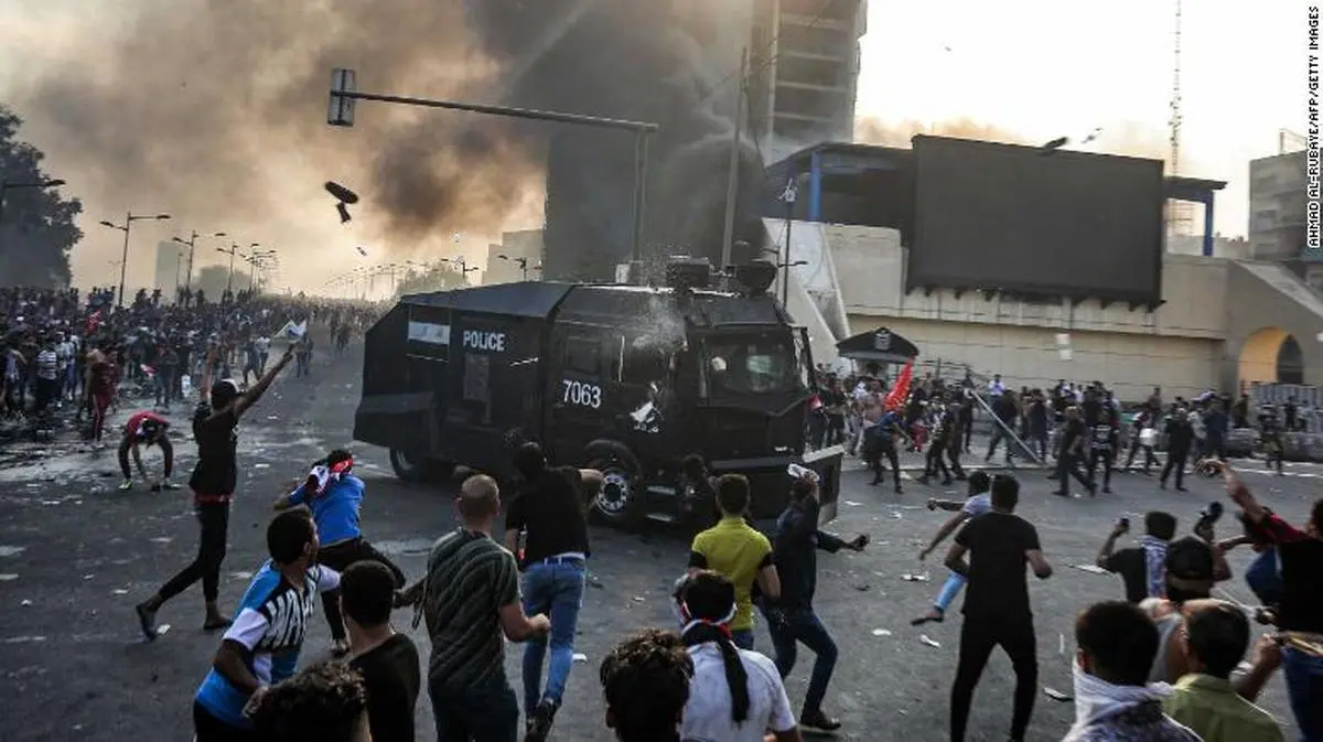 ویدئو؛ درگیری تظاهرکنندگان و نیروهای امنیتی در بغداد
