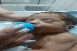 زنی که نوزاد داخل سطل زباله را به بیمارستان رساند، چه کسی است؟+ویدئو
