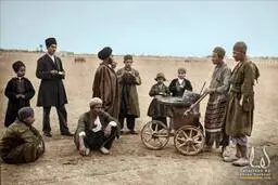 تصویر قدیمی از بستنی فروشی‌ سال ۱۲۶۸ در تهران | با یه بشکه و یخ  بستنی درست می‌کردند!