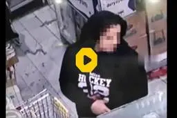 کیف‌قاپی و سرقت یک زن در کمال خونسردی مقابل دوربین مداربسته + ویدئو 