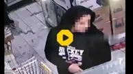 کیف‌قاپی و سرقت یک زن در کمال خونسردی مقابل دوربین مداربسته + ویدئو 