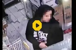 کیف‌قاپی و سرقت یک زن در کمال خونسردی مقابل دوربین مداربسته + ویدئو 