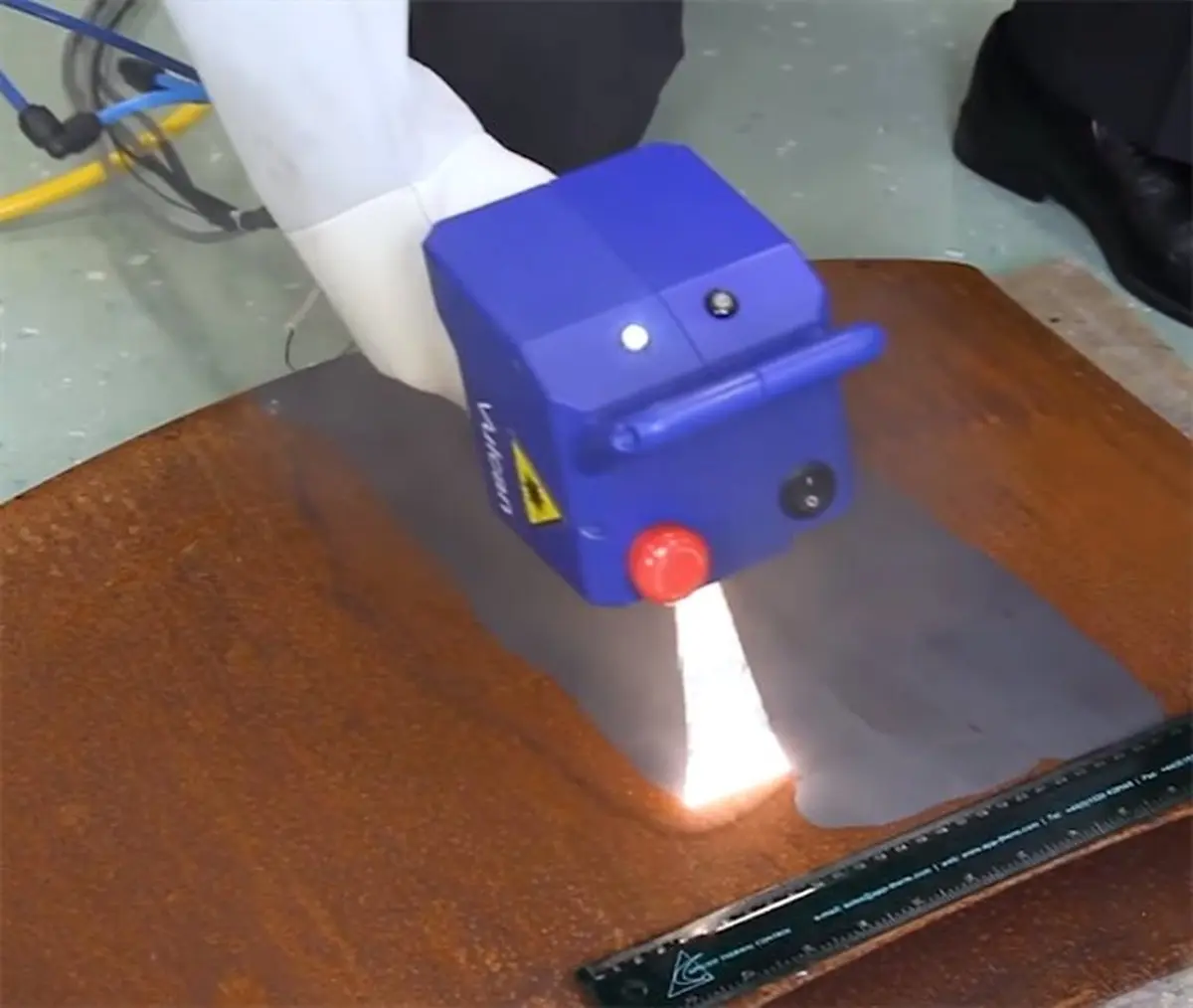 ویدئو؛ دستگاه لیزر جدید برای پاک کردن زنگ آهن و ...