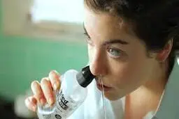 پیشگیری از سرماخوردگی با شست‌وشوی بینی | راهکار کم‌هزینه برای فصل سرما