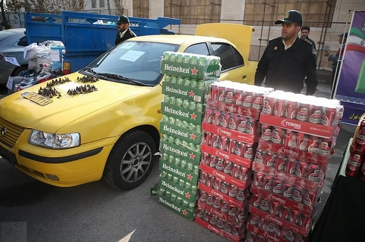تصاویری از اقدامات خودرو حامل مشروبات الکلی در تهران