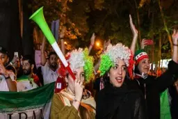 جوانان چه زود پیر می شوند | آمار شادی 