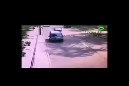سقوط درخت غول پیکر روی خودروی در حال حرکت در سن پترزبورگ روسیه
