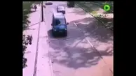 سقوط درخت غول پیکر روی خودروی در حال حرکت در سن پترزبورگ روسیه